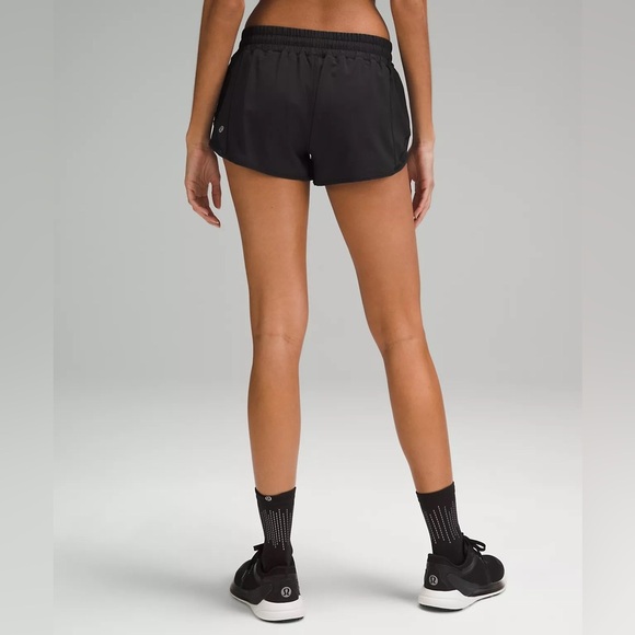 Lululemon Black Hotty Hot Low-Rise Lined Short 2.5" size 6 - Picture 4 of 9